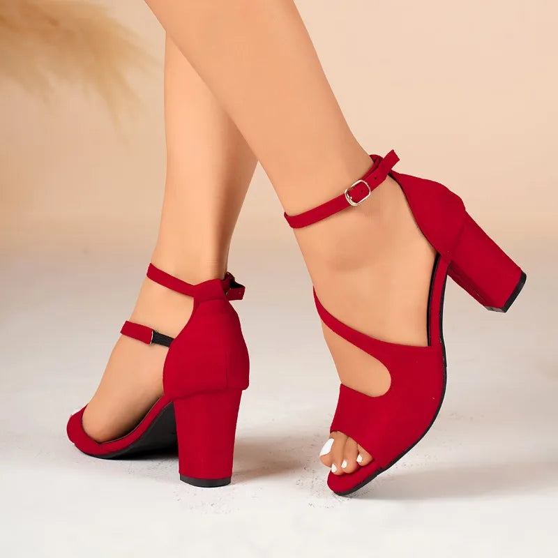 Sandalias de gamuza vacuna con taco cuadrado y hebilla