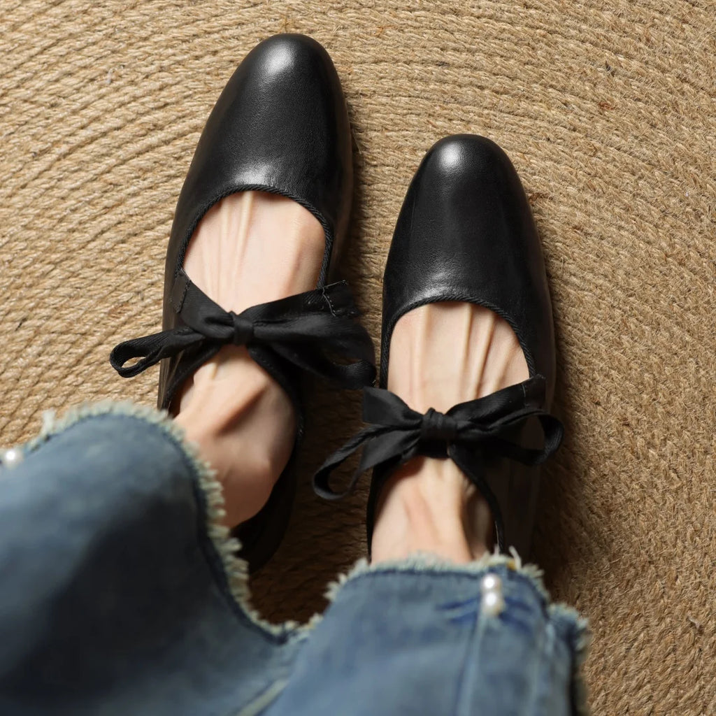Zapatos de mujer en cuero con moño y punta redonda