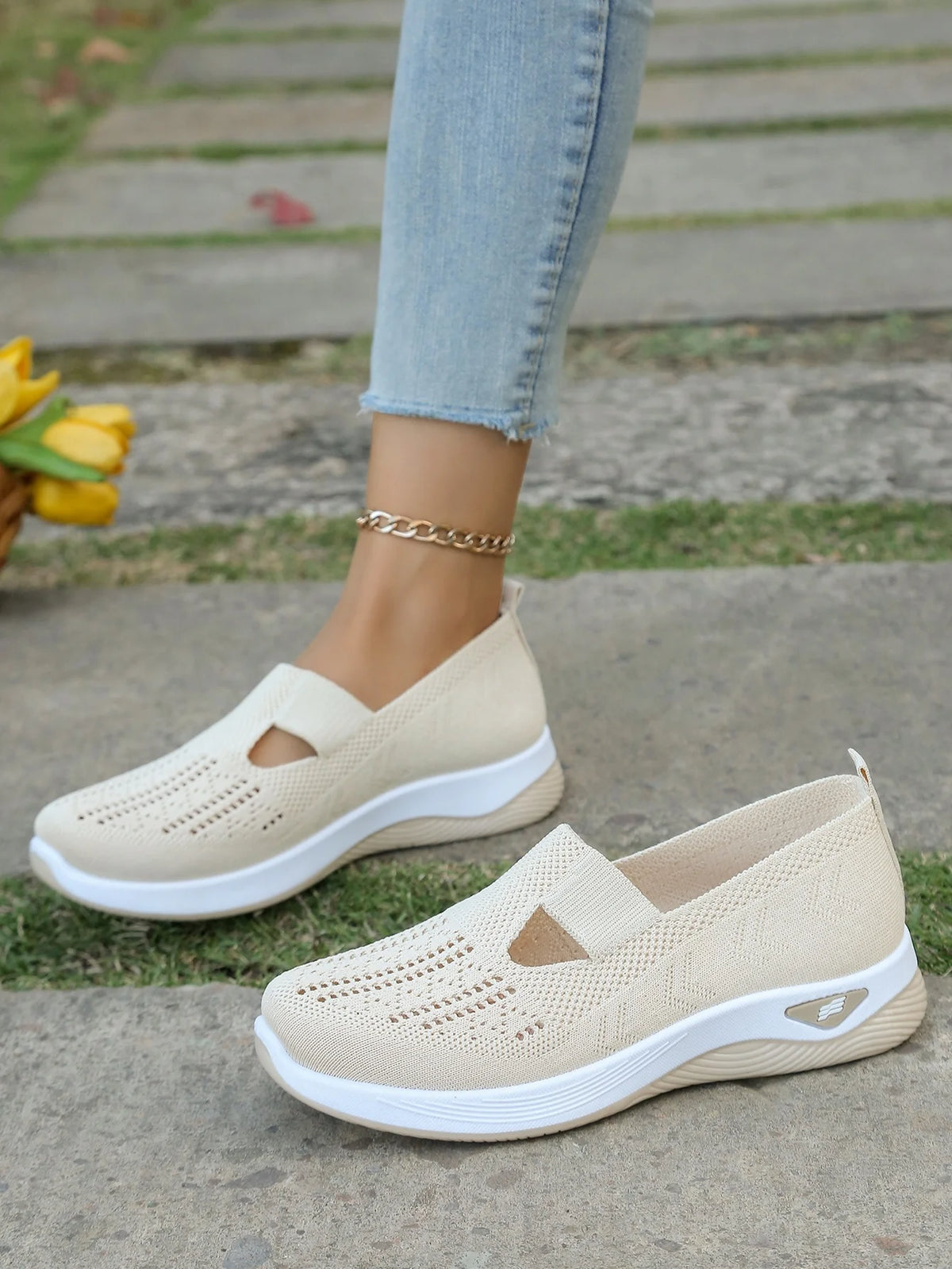 Zapatillas de tejido calado con cuña baja y punta redonda