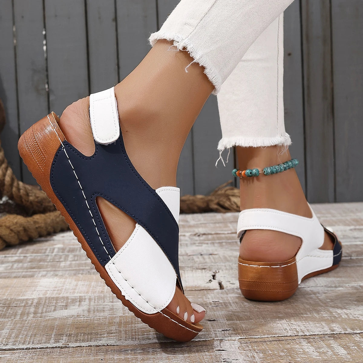 Sandalias con taco chino bajo y tiras con abrojo