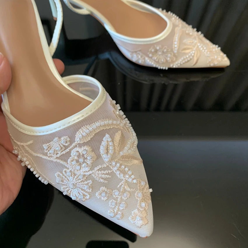 Zapatos slingback de malla con flores bordadas y taco fino