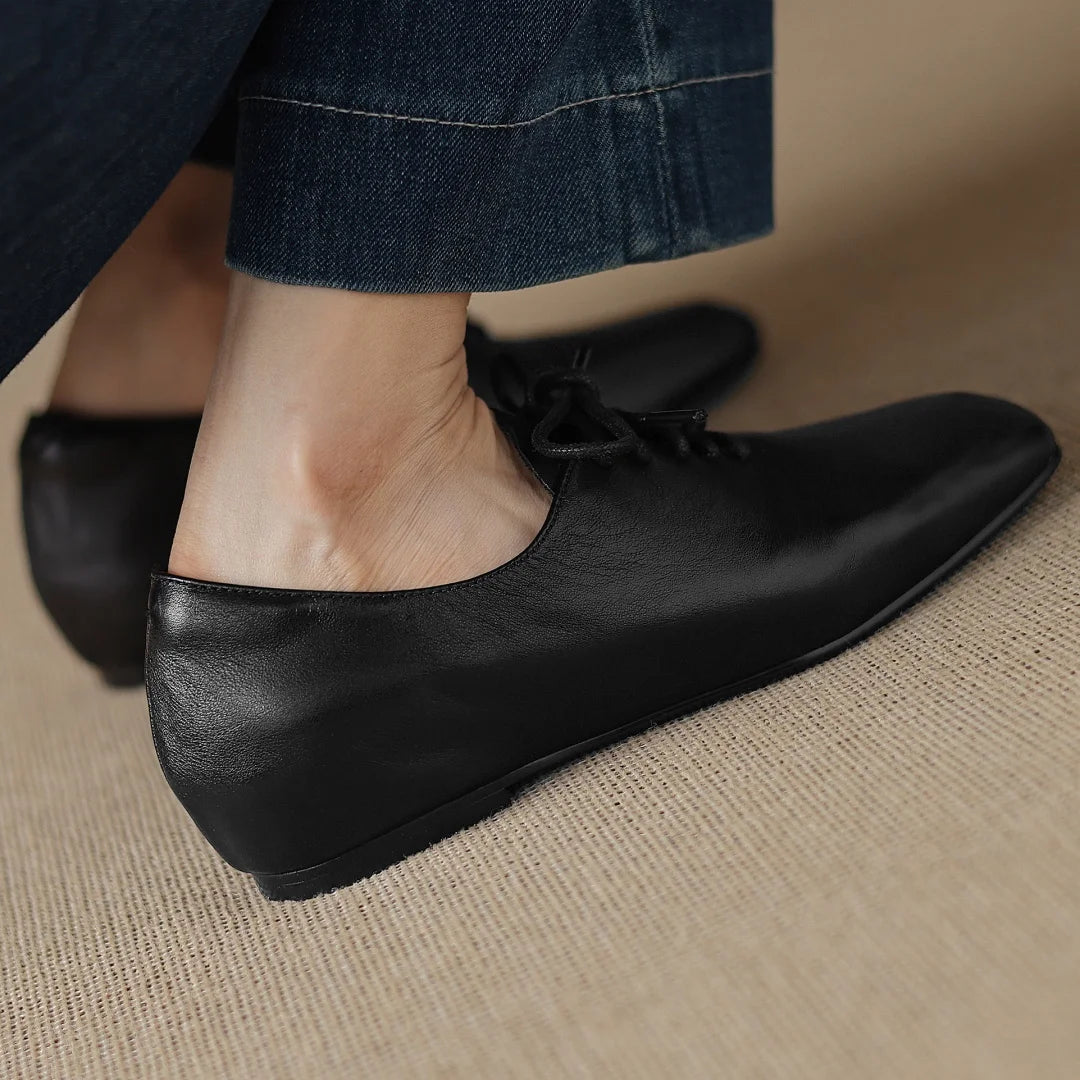 Zapatos de mujer en cuero con cordones y punta redonda