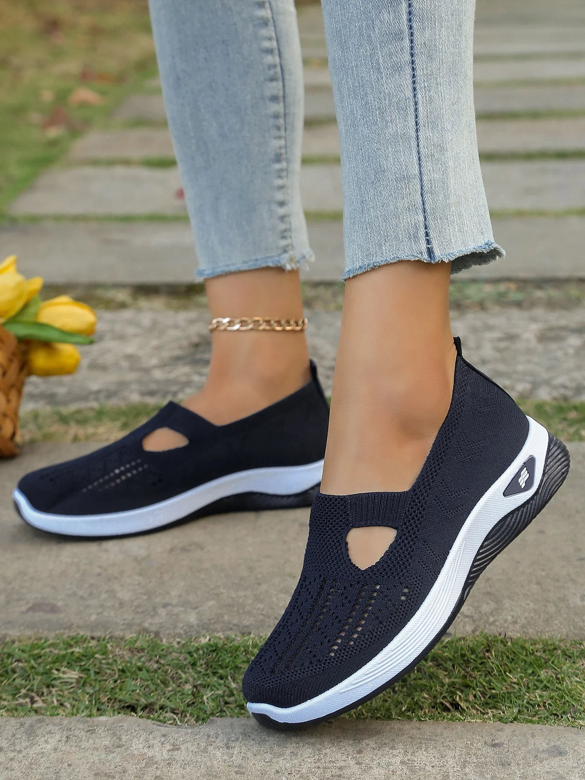 Zapatillas de tejido calado con cuña baja y punta redonda