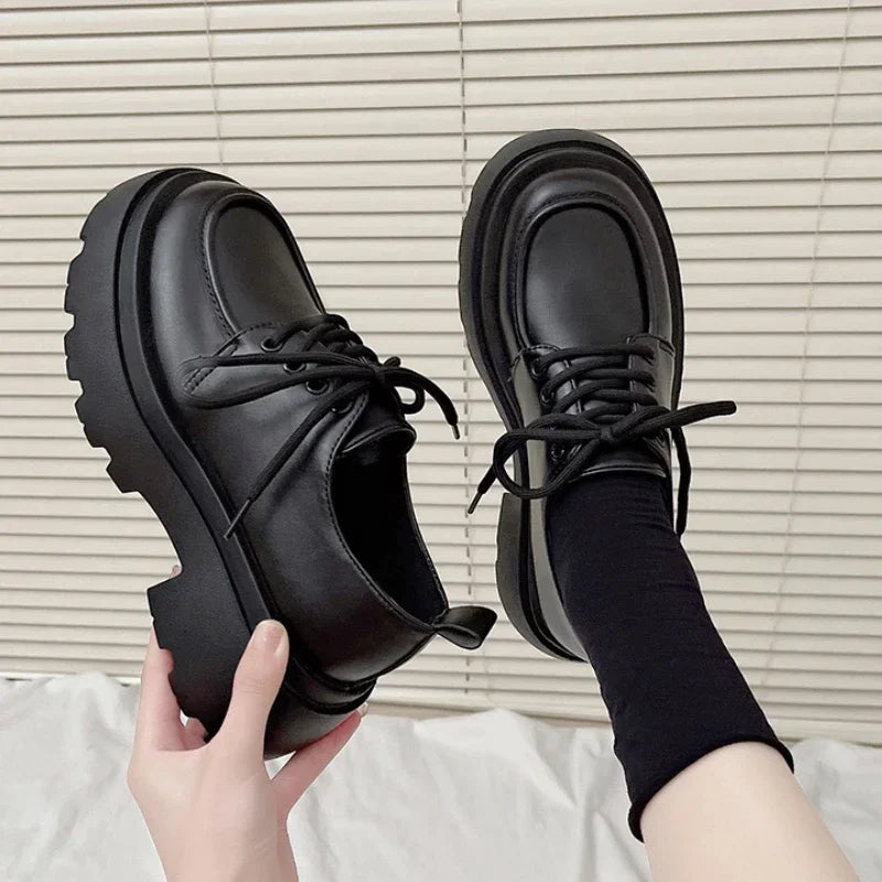 Zapatos de mujer con plataforma y detalles calados
