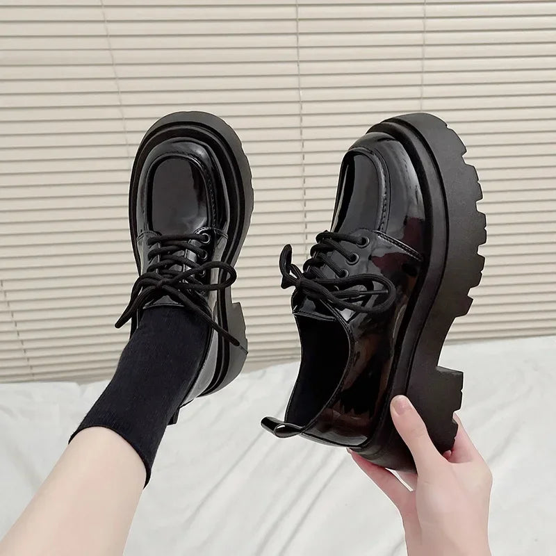 Zapatos de mujer con plataforma y detalles calados