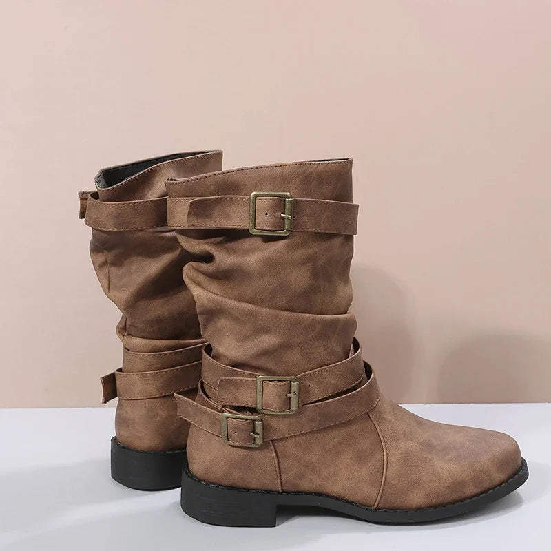 Botas cortas con hebilla decorativa y taco cuña bajo