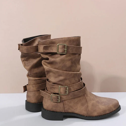 Botas cortas con hebilla decorativa y taco cuña bajo