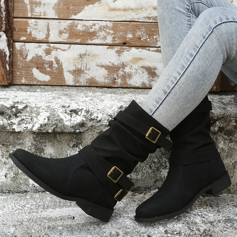 Botas cortas con hebilla decorativa y taco cuña bajo