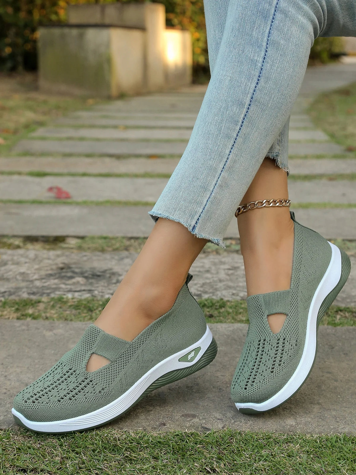 Zapatillas de tejido calado con cuña baja y punta redonda
