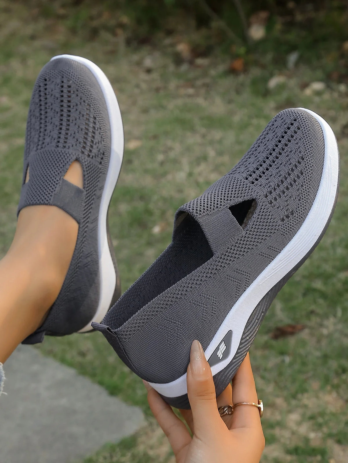 Zapatillas de tejido calado con cuña baja y punta redonda