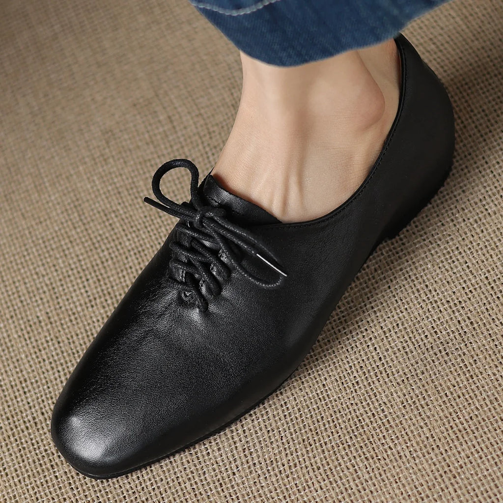 Zapatos de mujer en cuero con cordones y punta redonda