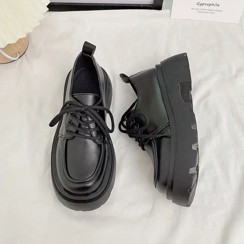 Zapatos de mujer con plataforma y detalles calados