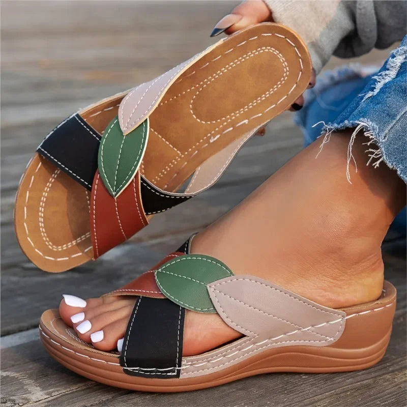 Sandalias de mujer con taco chino bajo y costuras