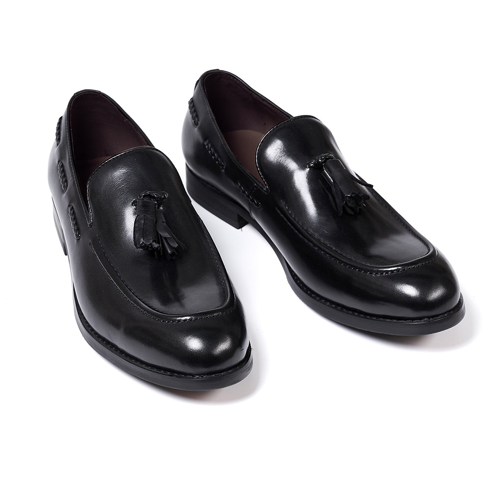 Mocasines de cuero con borlas y punta afinada