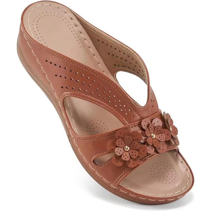 Sandalias tipo chinela con flores y taco chino