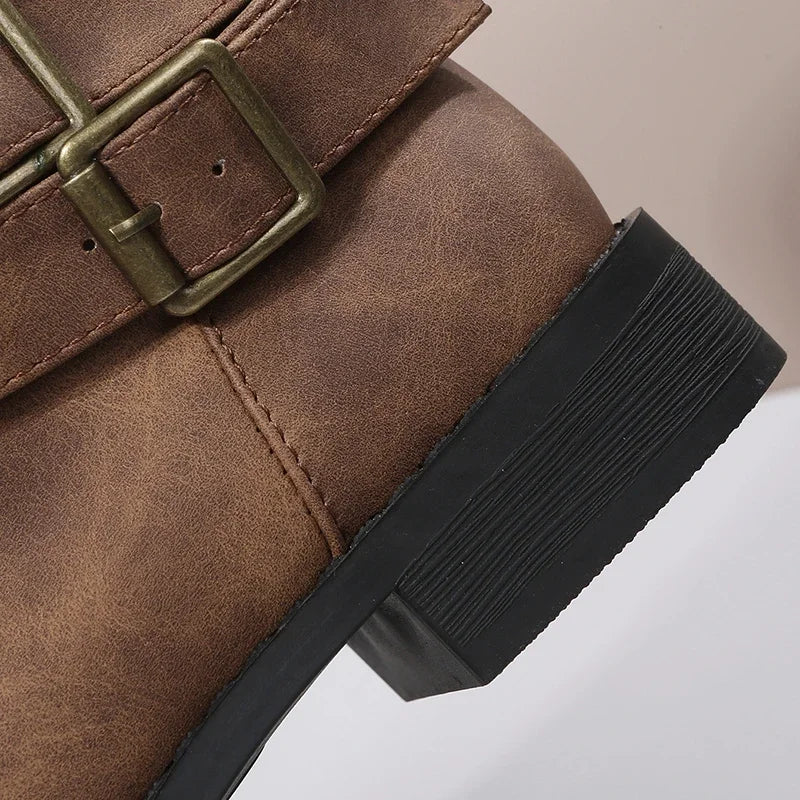 Botas cortas con hebilla decorativa y taco cuña bajo
