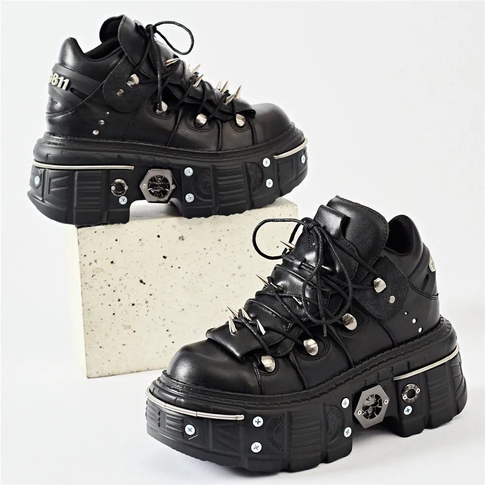 Botinetas punk acordonadas con plataforma y apliques