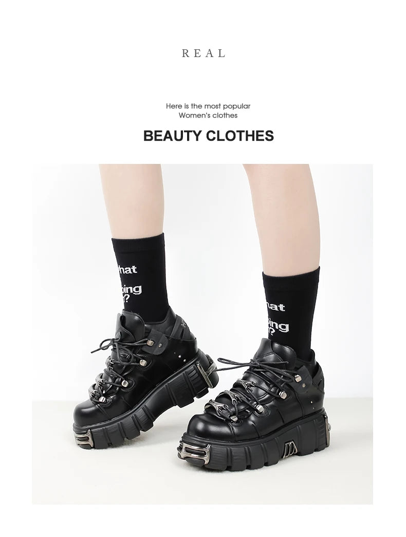 Borcegos de plataforma con cordones y detalles metálicos