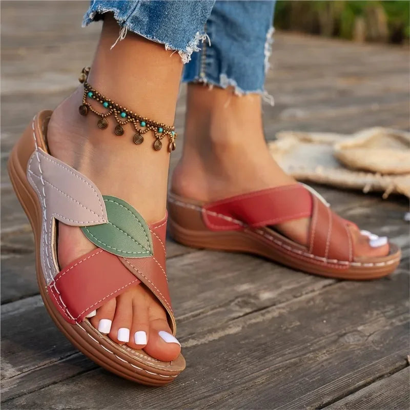 Sandalias de mujer con taco chino bajo y costuras