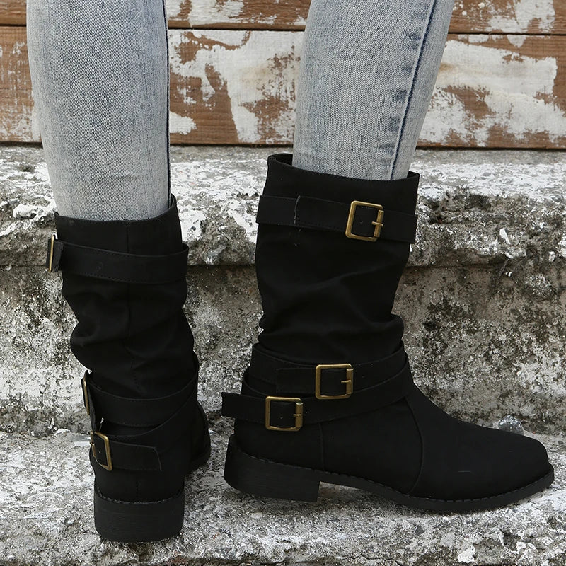 Botas cortas con hebilla decorativa y taco cuña bajo