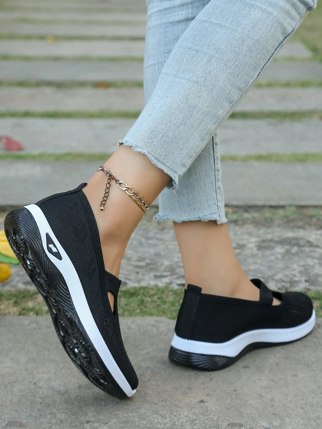 Zapatillas de tejido calado con cuña baja y punta redonda