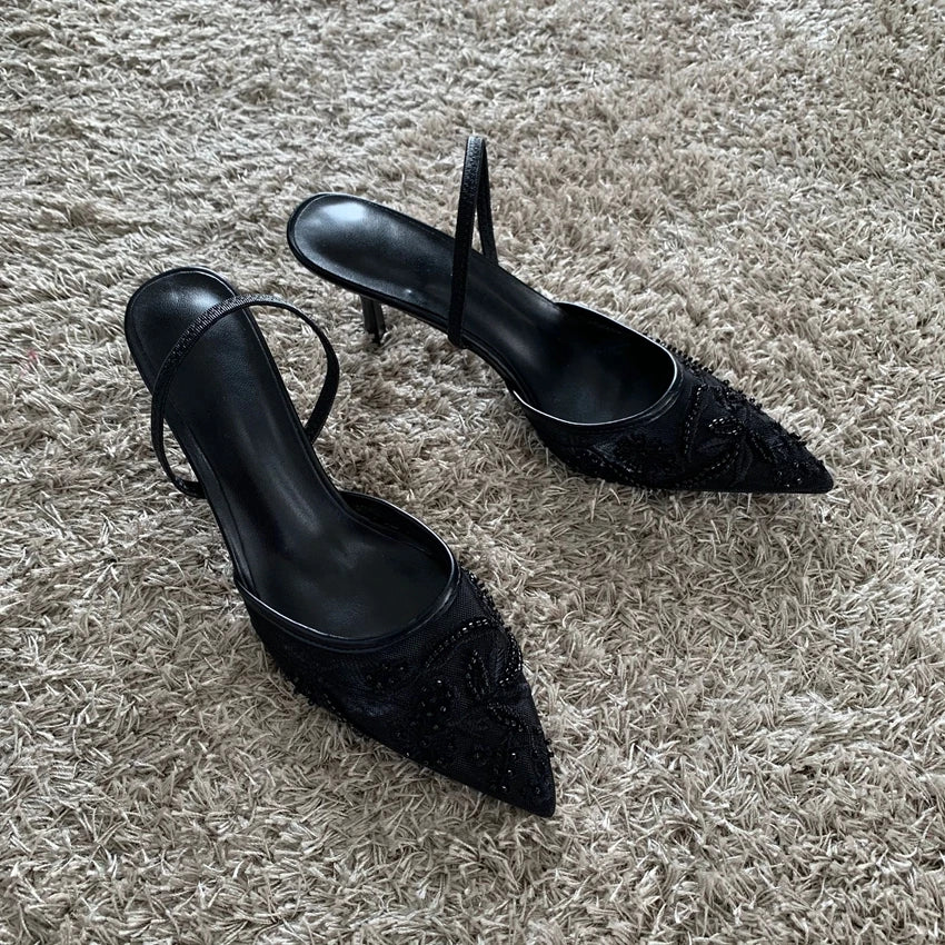 Stilettos destalonados de malla bordada con tira posterior
