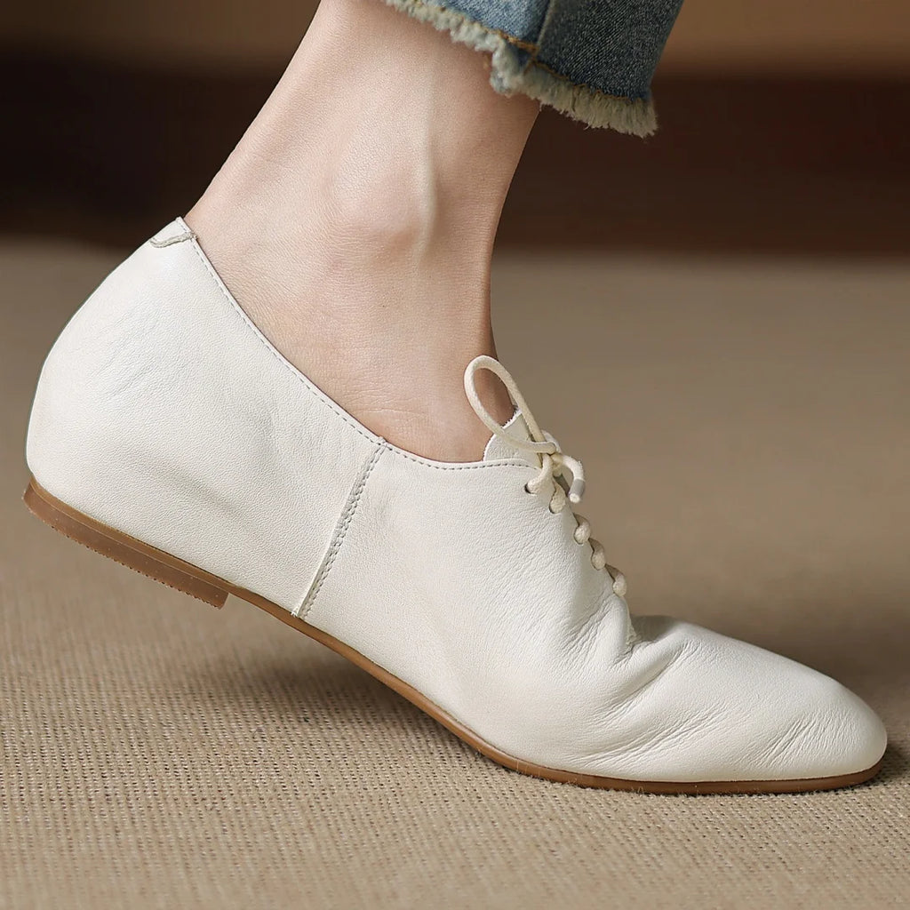 Zapatos de mujer en cuero con cordones y punta redonda