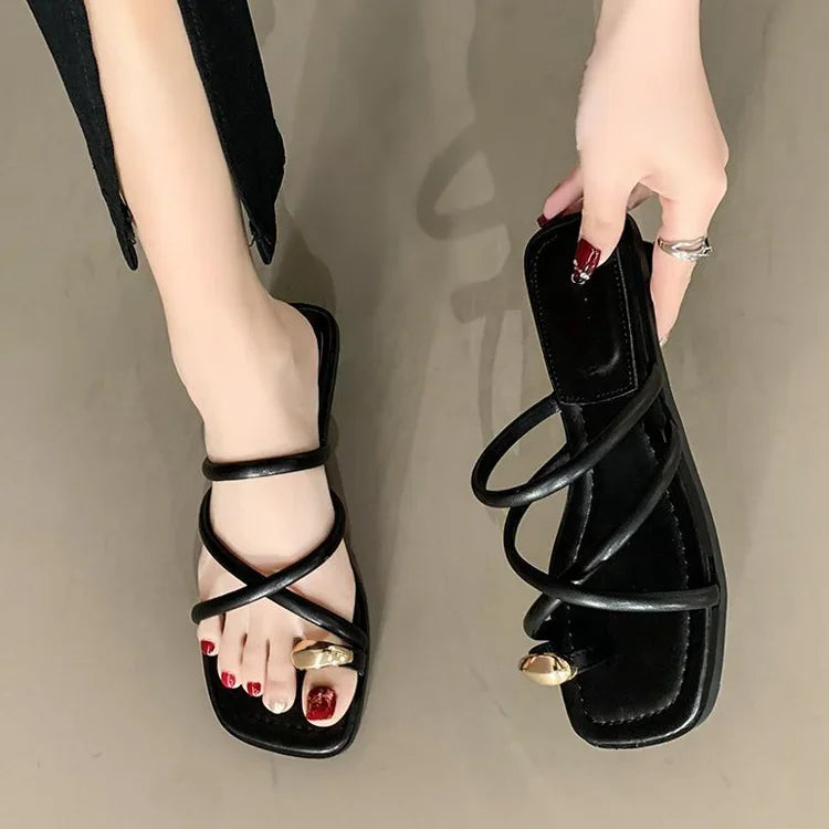 Sandalias de tiras cruzadas con taco cuadrado bajo