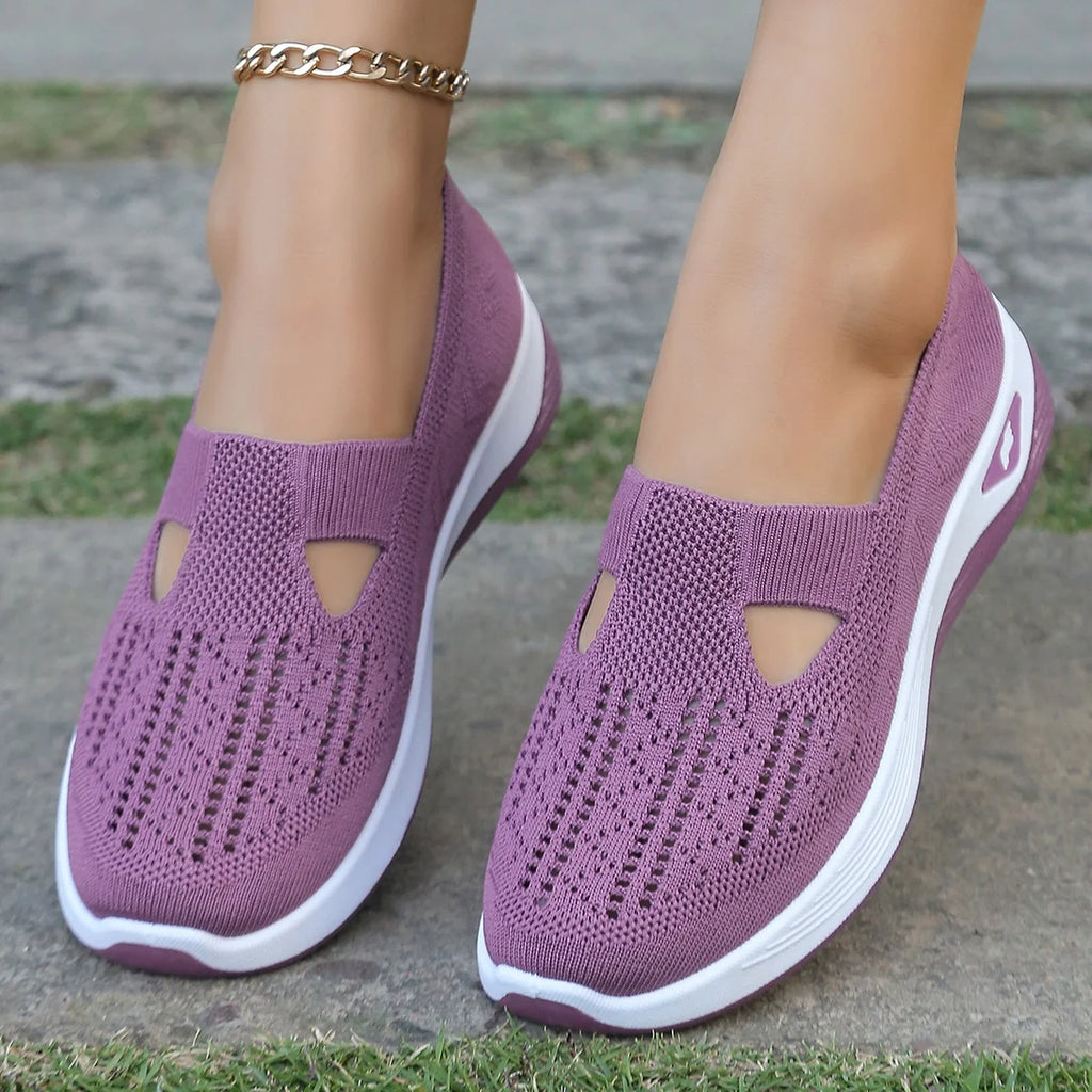 Zapatillas de tejido calado con cuña baja y punta redonda