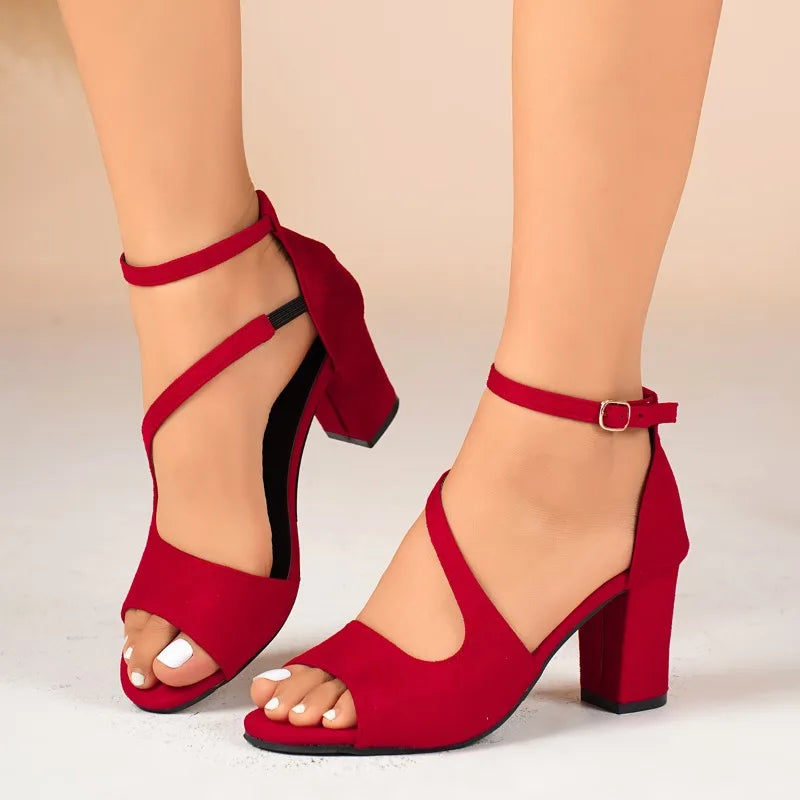 Sandalias de gamuza vacuna con taco cuadrado y hebilla