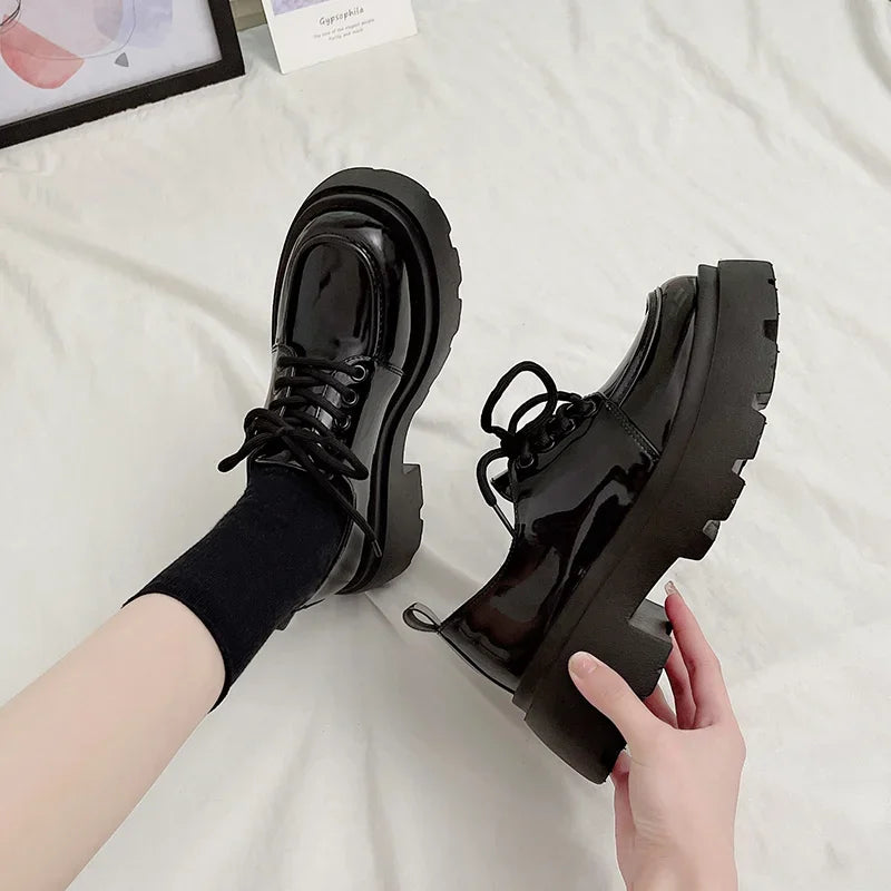 Zapatos de mujer con plataforma y detalles calados