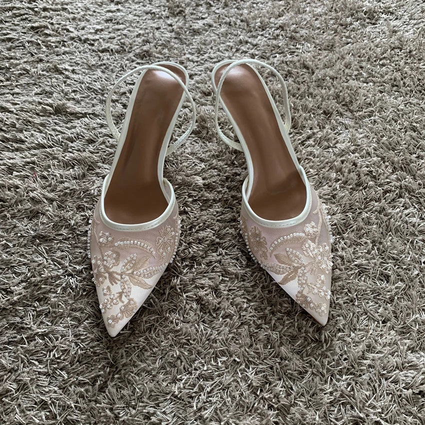 Stilettos destalonados de malla bordada con tira posterior