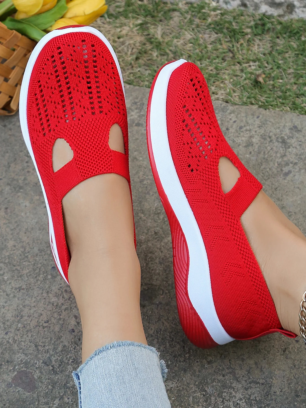 Zapatillas de tejido calado con cuña baja y punta redonda