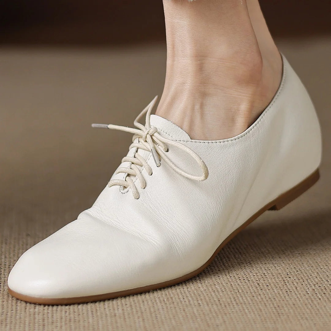 Zapatos de mujer en cuero con cordones y punta redonda