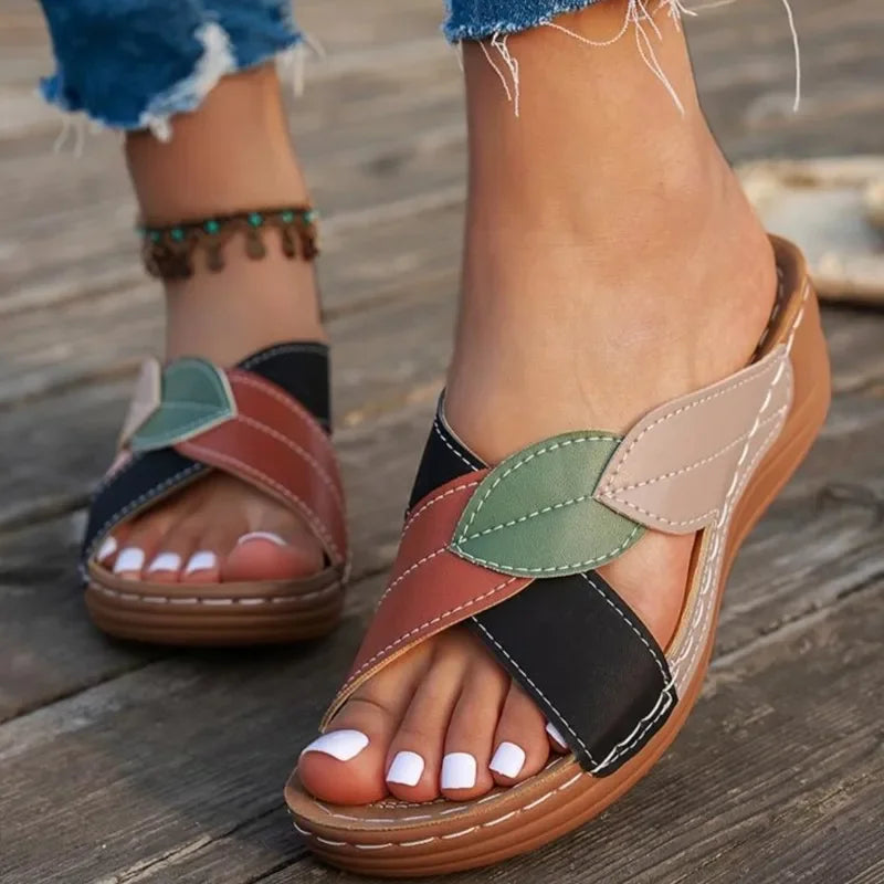 Sandalias de mujer con taco chino bajo y costuras