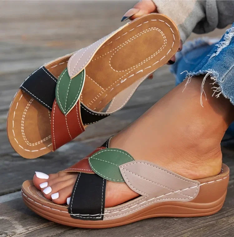 Sandalias de mujer con taco chino bajo y costuras