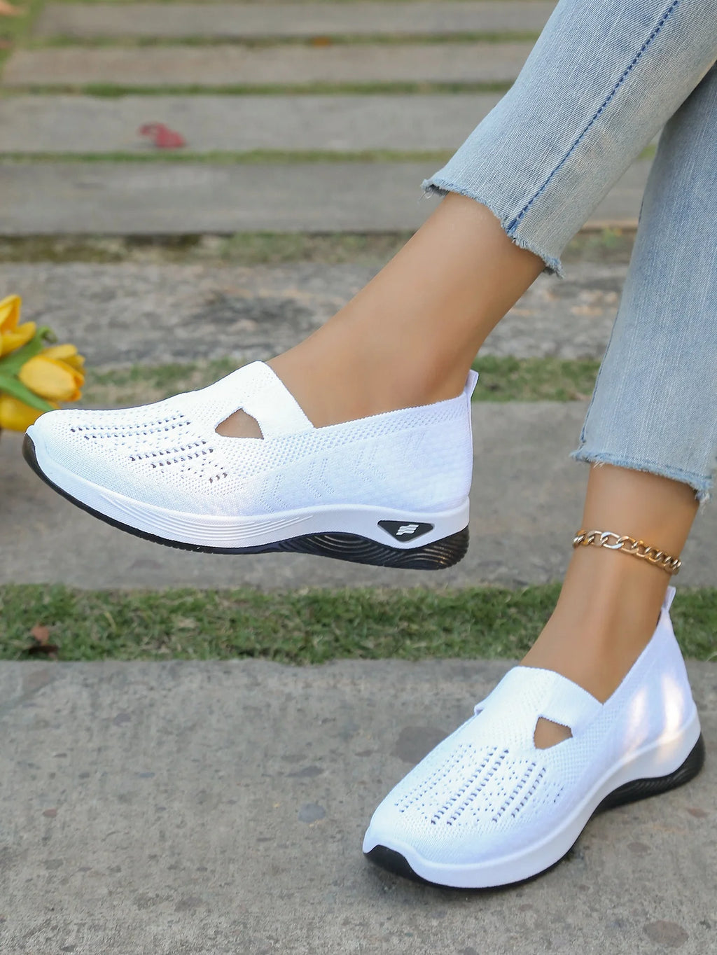 Zapatillas de tejido calado con cuña baja y punta redonda