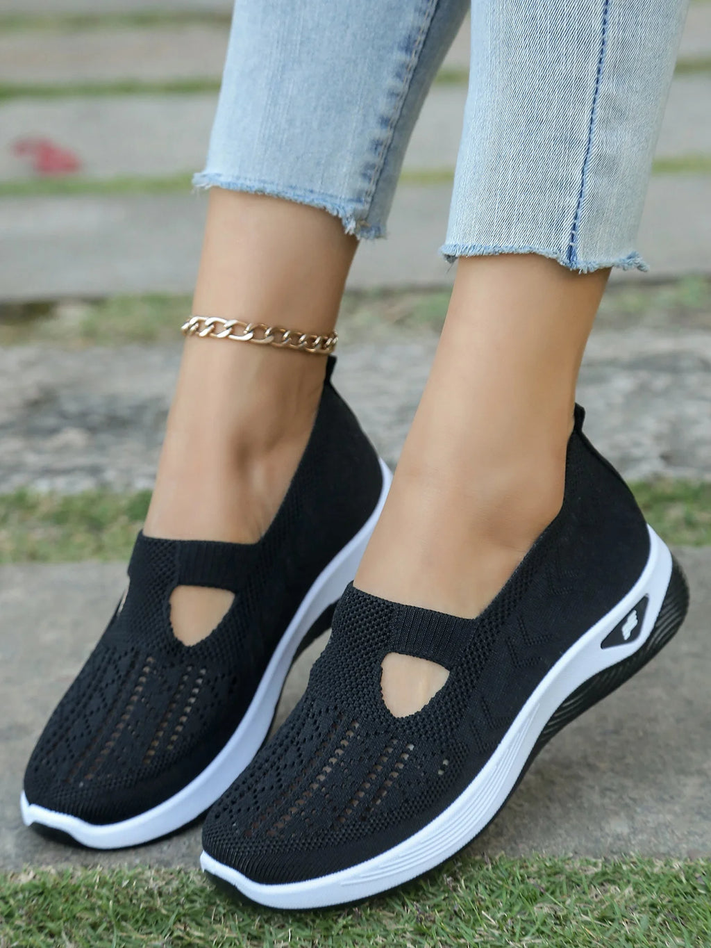 Zapatillas de tejido calado con cuña baja y punta redonda