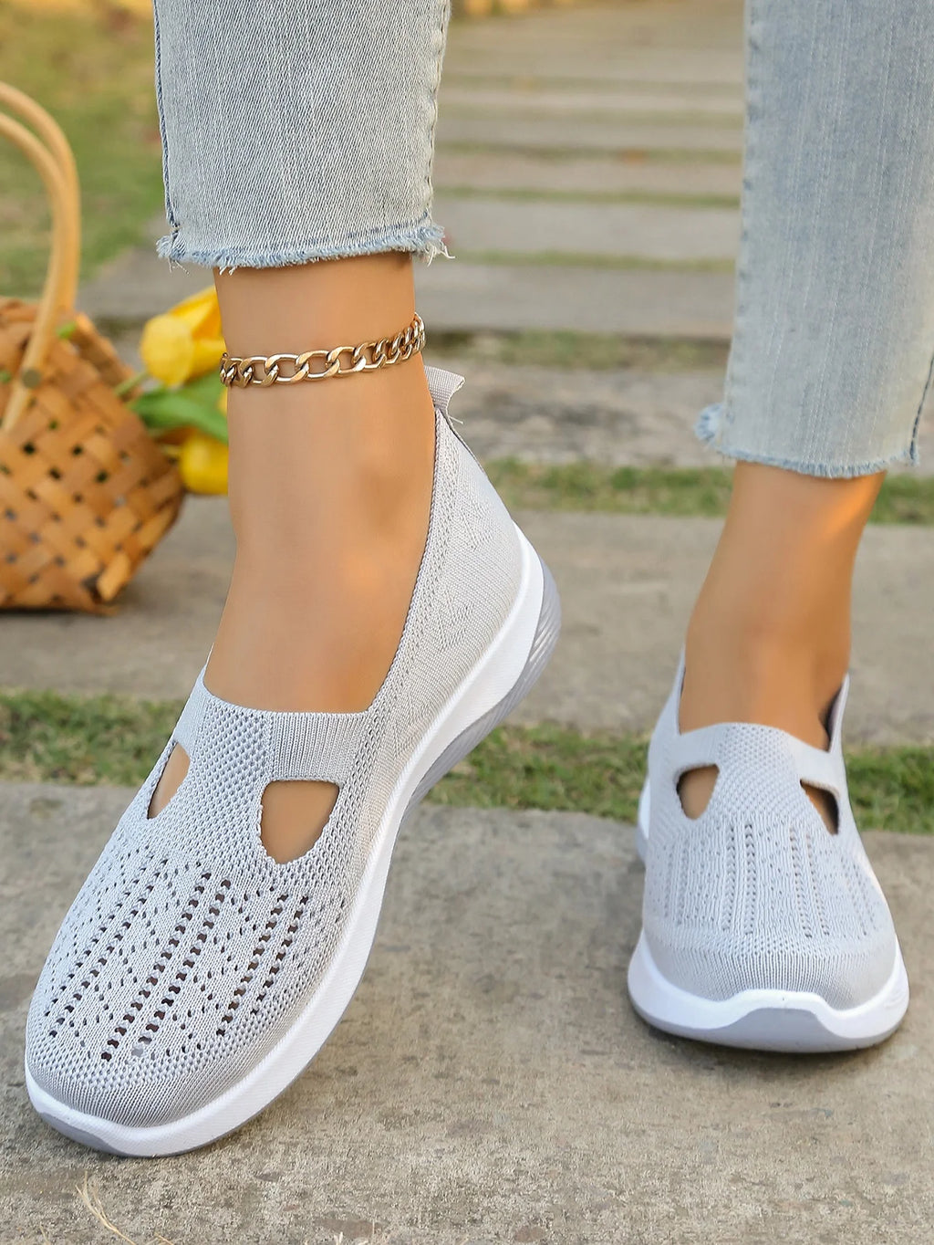 Zapatillas de tejido calado con cuña baja y punta redonda