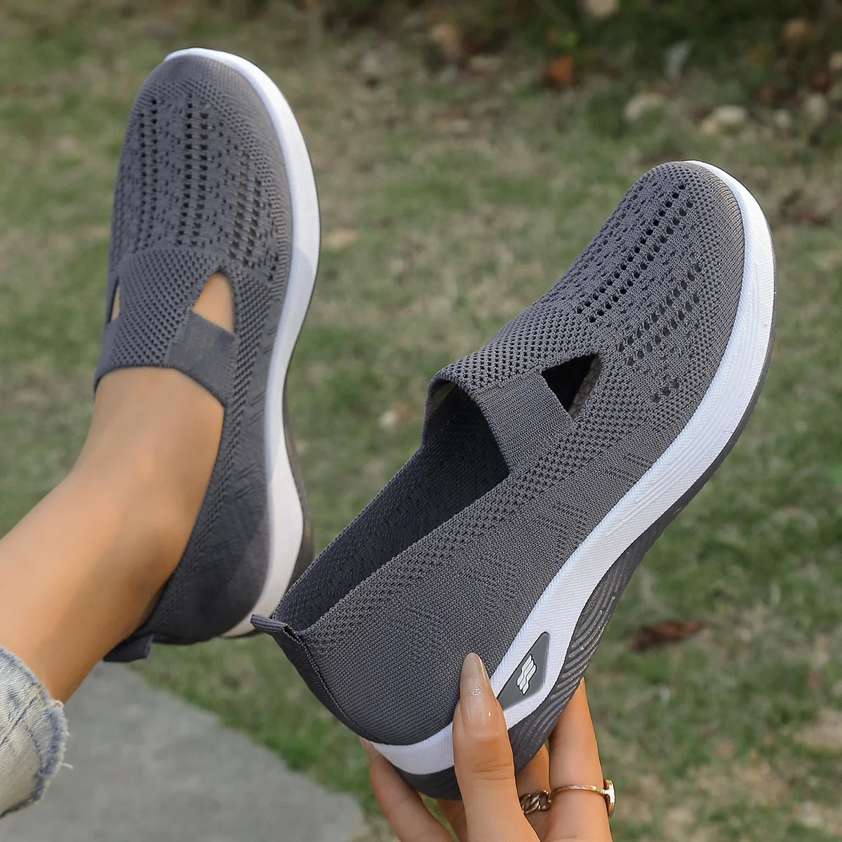 Zapatillas de tejido calado con cuña baja y punta redonda