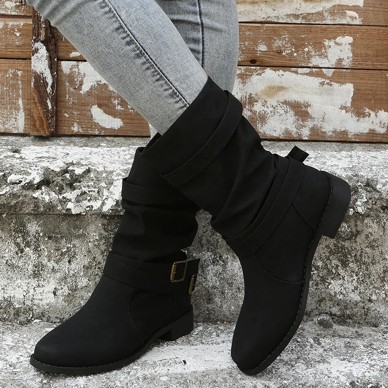 Botas cortas con hebilla decorativa y taco cuña bajo