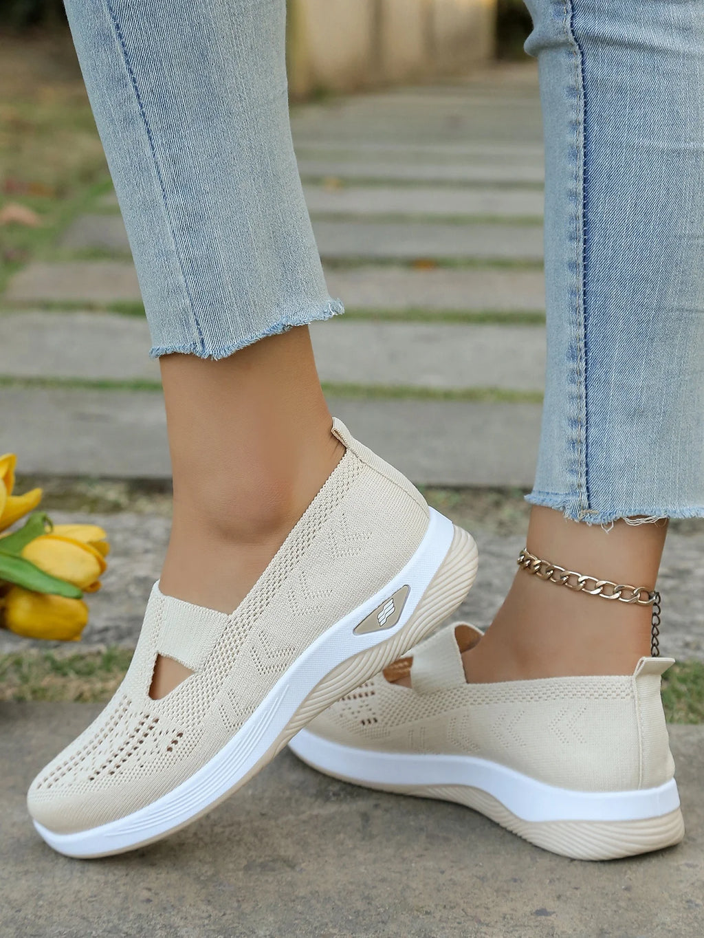 Zapatillas de tejido calado con cuña baja y punta redonda