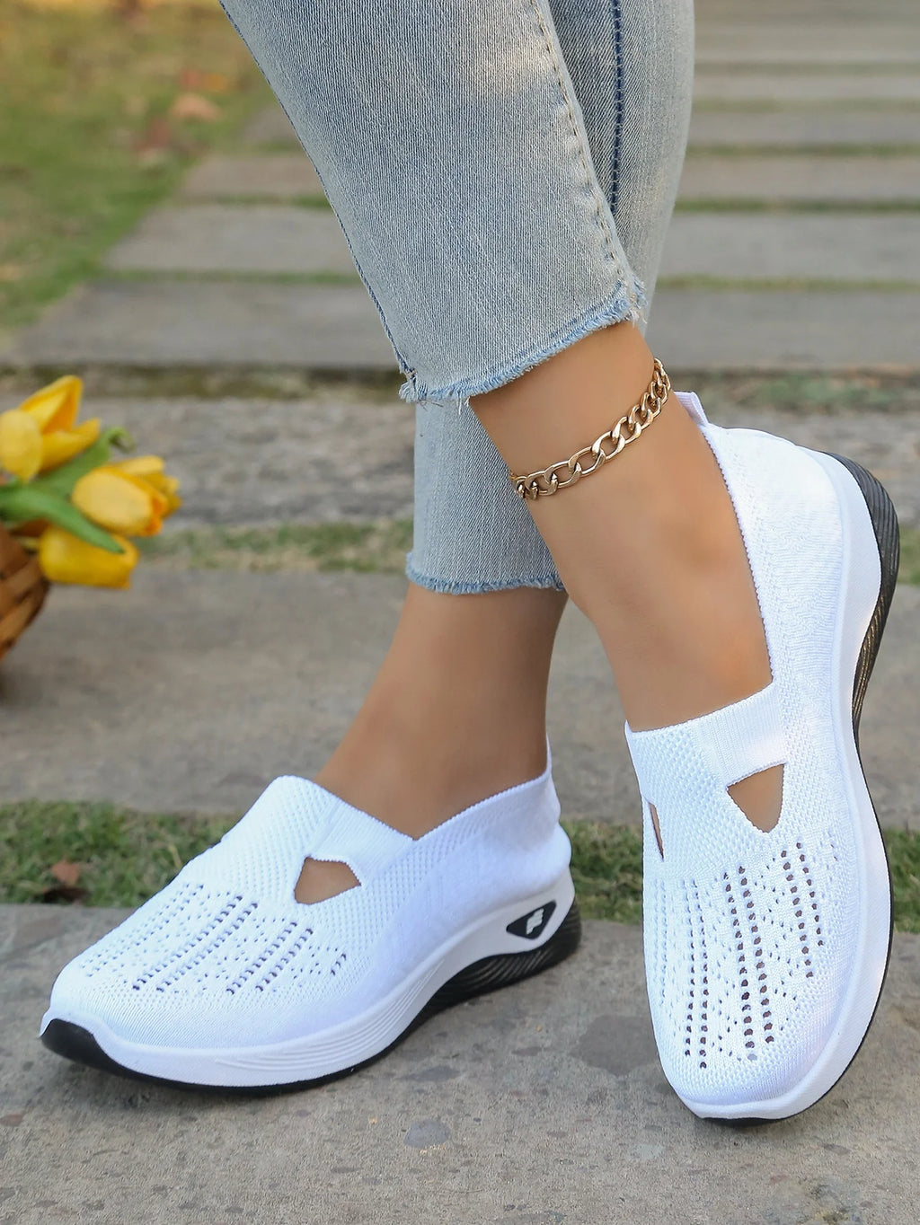 Zapatillas de tejido calado con cuña baja y punta redonda