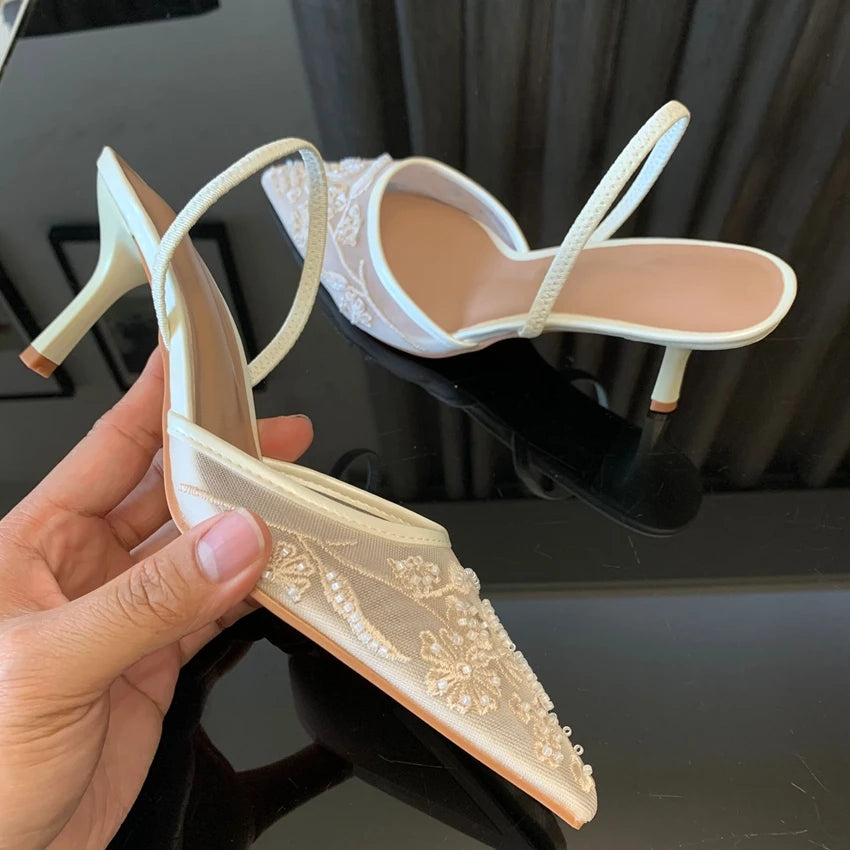 Zapatos slingback de malla con flores bordadas y taco fino