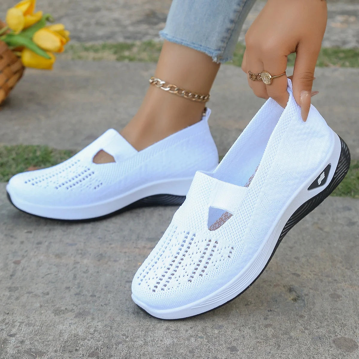 Zapatillas de tejido calado con cuña baja y punta redonda