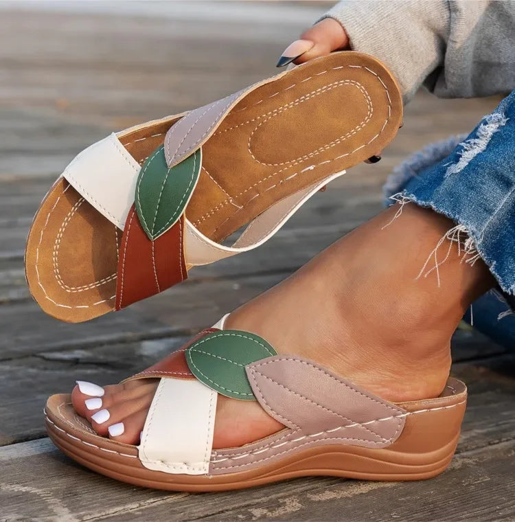 Sandalias de mujer con taco chino bajo y costuras