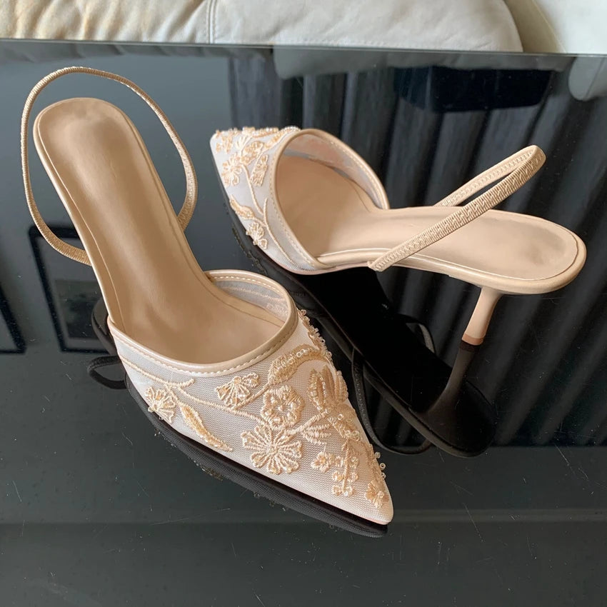 Zapatos slingback de malla con flores bordadas y taco fino