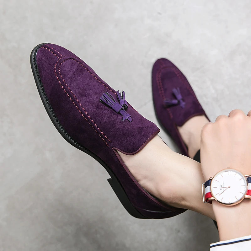 Mocasines de gamuza vacuna con borlas