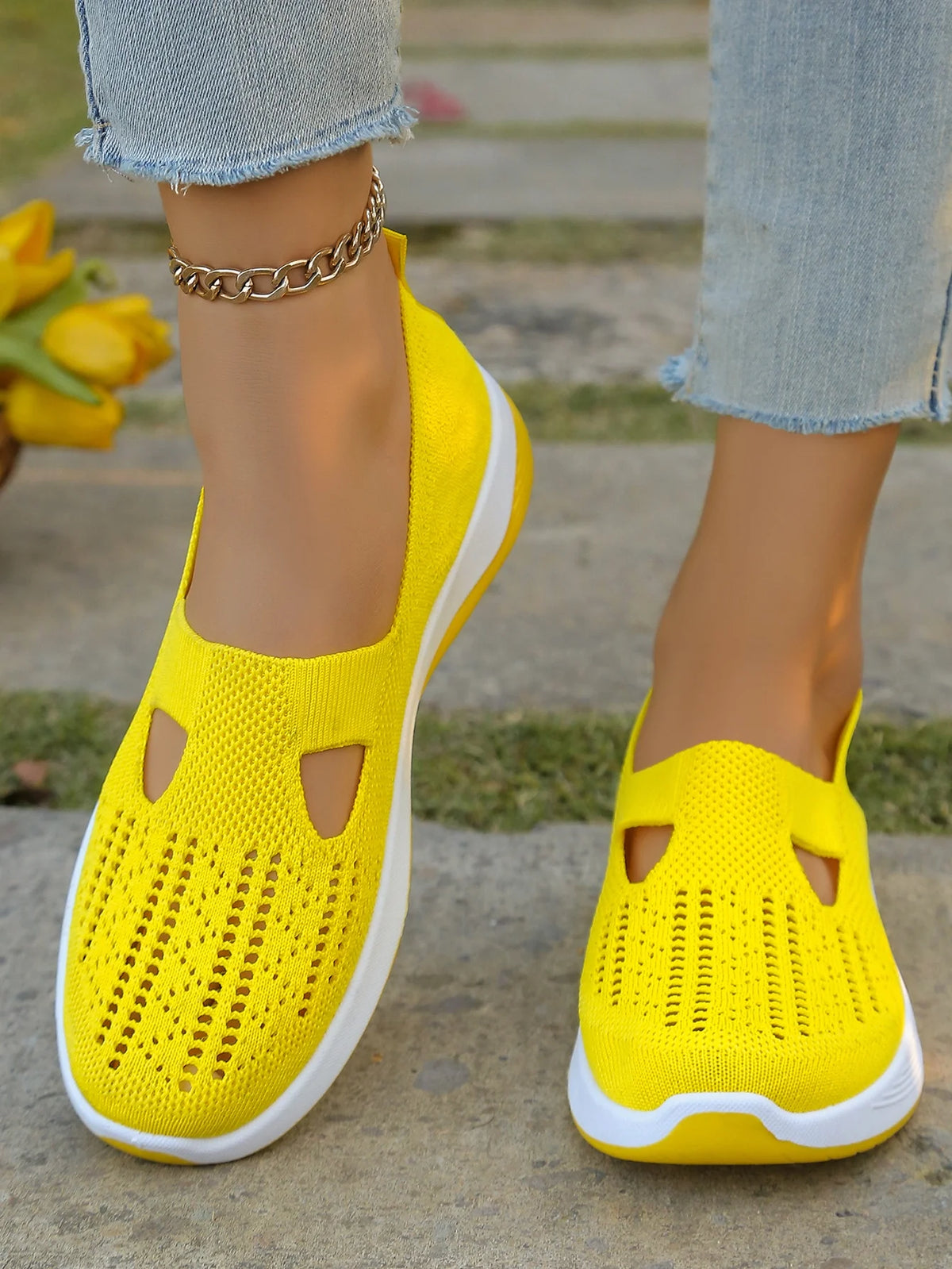 Zapatillas de tejido calado con cuña baja y punta redonda
