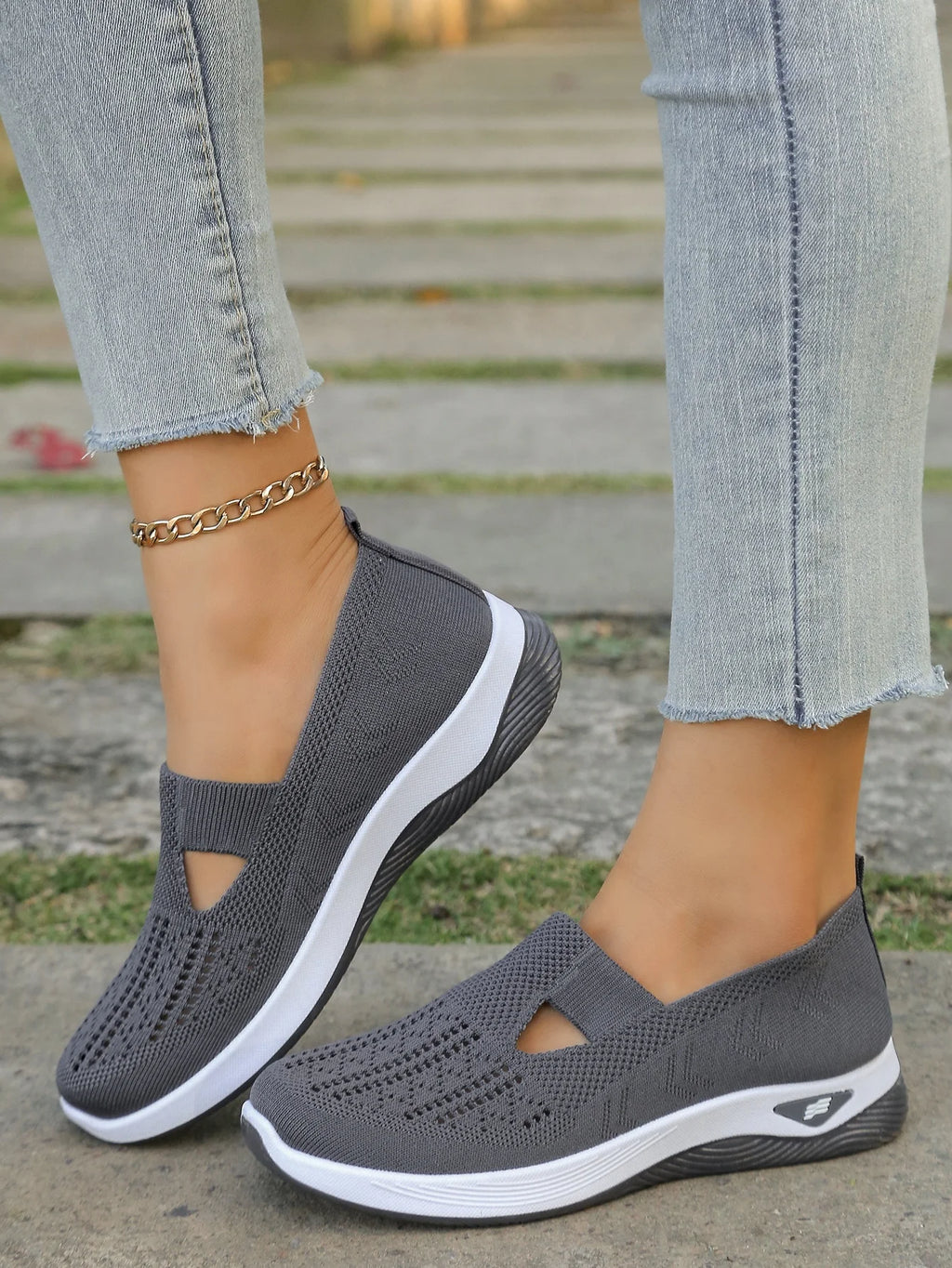 Zapatillas de tejido calado con cuña baja y punta redonda